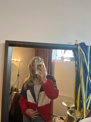 Höstjacka Brandy Melville - Använd några gånger för flera år sedan. Tunnare material så en perfekt höstjacka! Bra kvalite, inga tecken på att den använts.🤎  Säljer då jag helt enkelt glömt bort att jag har den och har bytt ut mot andra nu :) Vet inte storleken men skulle säga S!  