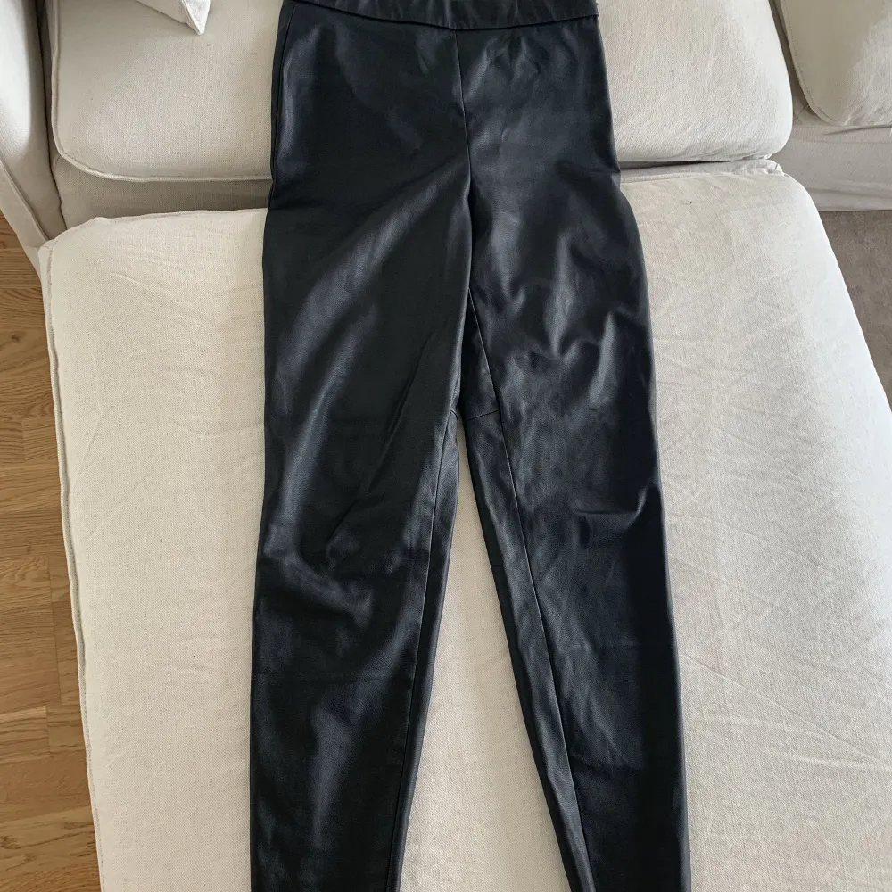 Black leather look trousers from Vera moda . Jeans & Byxor.