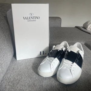 Valentino skor - Säljer mina Valentinos i storlek 43. Inte använda en enda gång. De var för små för mig de därför jag säljer dem. 