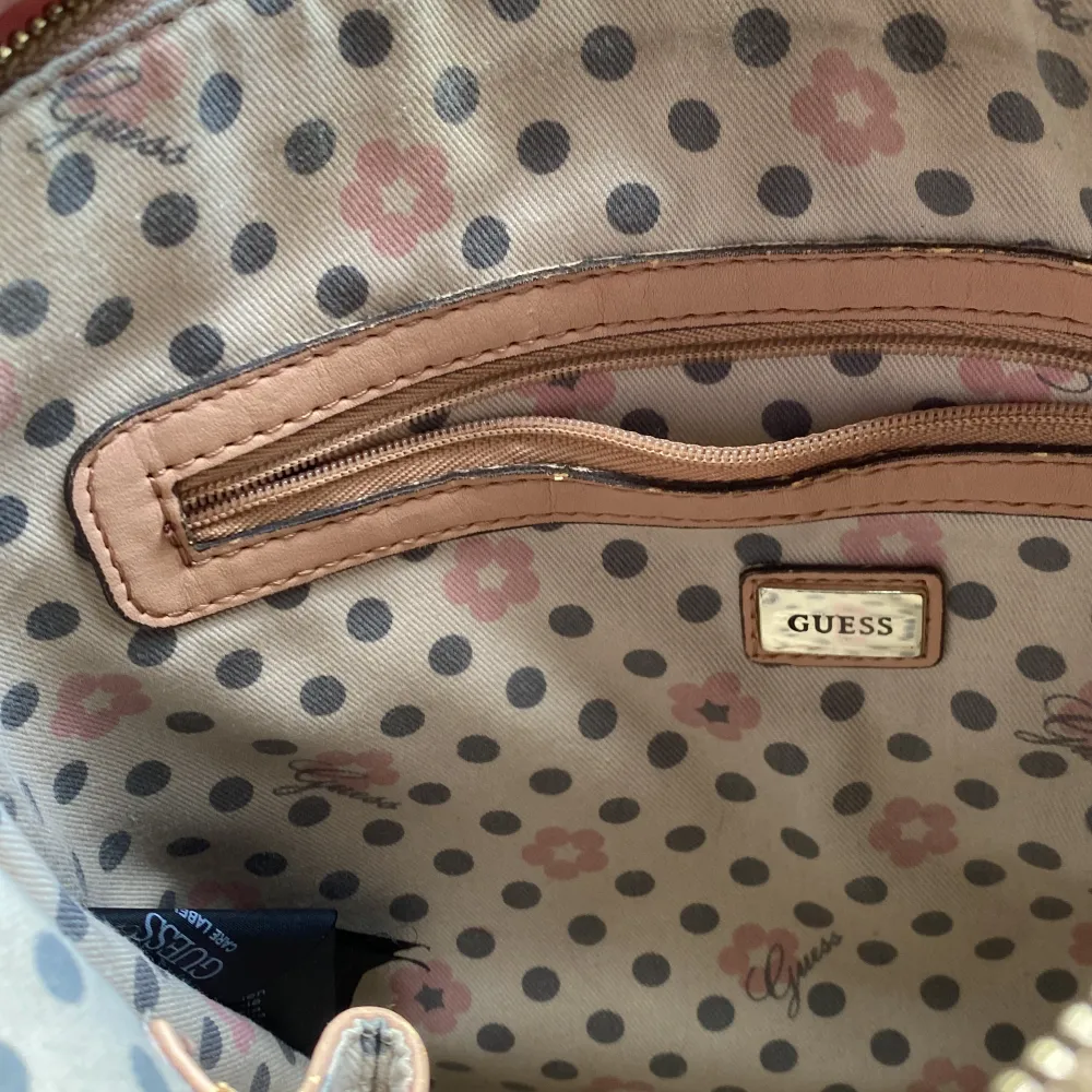 Guess handväska som köpt från Zalando nån år sen, använd ett par gånger, finns lite repor längst ner på kanten annars så är den bra i skick.. Väskor.