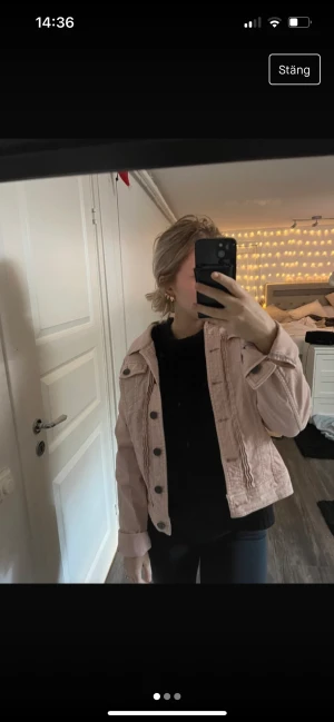 Jeansjacka - Rosa jeansjacka från  active wear, säljer då jag ej använder den. förstår inte riktigt storlekarna men tror det är storlek S eller M (jag är S typ) och den sitter bra på mig. 