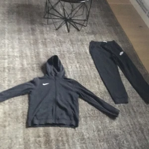 Svart Nike tracksuit  - Svart Nike tracksuit. Bra skick. Du kan köpa byxorna eller tröjan separat om du vill eller tsm.  250kr hela tsm Kom privat för separat priser