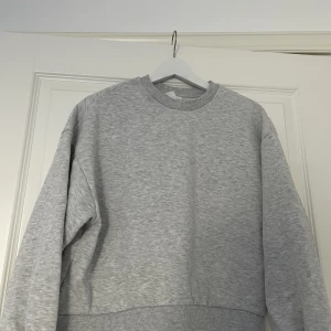 Sweatshirt från Gina i storlek S - Jättefin och skön