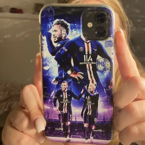 Mobilskal iPhone 11 - Säljer detta skitsnygga mobilskal för iPhone 11 och XR. Neymar och Mbappé 🫶🏼🫶🏼 