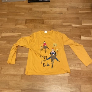 Långärmad tröja med tryck  - Fin gul långarmad tröja med tryck det står enjoy your Ride på den! Använd några fåtal gånger