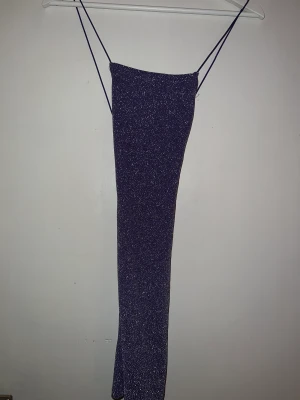 Glittrig festklänning  - Har aldrig använt den men är väldigt fin till fest. Går att göra till väldigt snygg outfit. Öppen i ryggen.