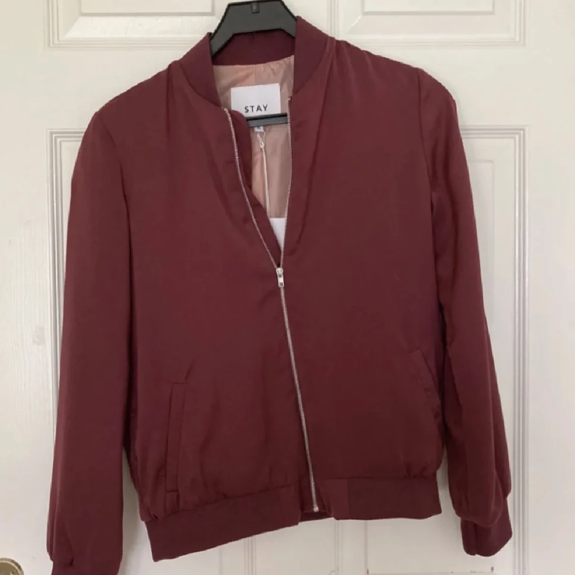 Vin röd bomber jacka
