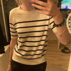 Stickad t Shirt från zara - Finstickad t Shirt från zara. Svart färg på axeln vilket nog går att få bort men jag har inte haft tid. Annars är den super fint skick💗köpt för 300💗