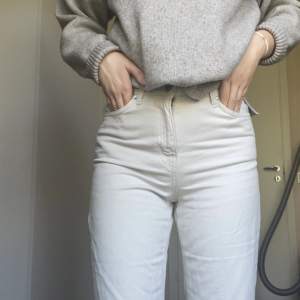 Supersnygga ljusgråa jeans från NAKD i storlek 34. 
