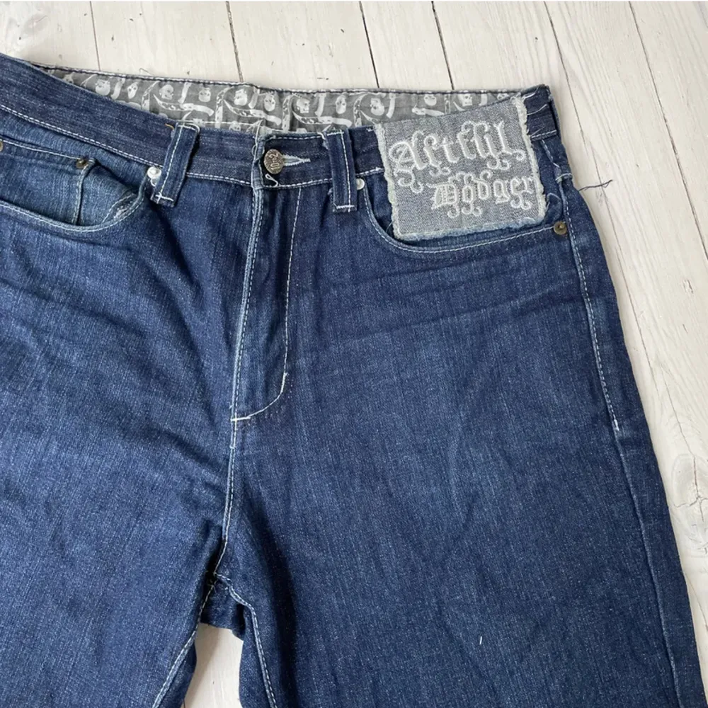 Jeans med rhinestones från Artful Dodger  Midja rakt över: 42 cm Innerben: 87 cm. Jeans & Byxor.