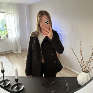 Kort kappa - Kort svart kappa, storlek 34 men sitter bra på mig som vanligtvis har 36. Endast använd ett fåtal gånger!
