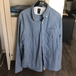 Storlek L - Tja, säljer en snygg GAP skjorta i ny skick, nytvättad. Har aldrig använts förut. Skriv i dm för intresse.