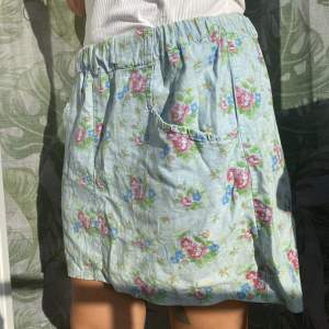 Jättesöt blommig kjol med resår i midjan och fickor! 
