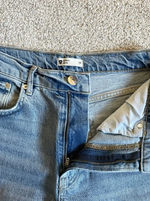 Gina-Jeans - Snygg tvätt, nästan aldrig använda🌟midjemått rätt över 38 cm⭐️innerbenslängd 68 cm
