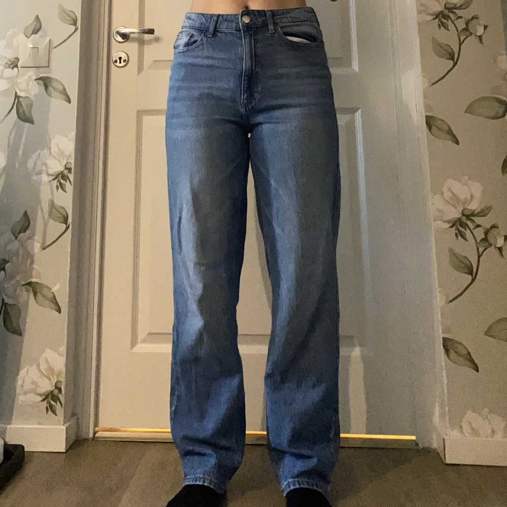 Perfekta jeans från vila, använda 1-2 ggr💕Står storlek Eu 38/30 så antar att det är storlek M och att längden är 30:). Jeans & Byxor.
