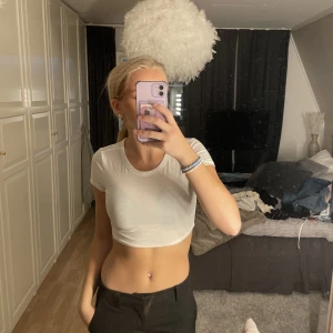 Topp - Vit kort t-shirt , tajt lite sliten 