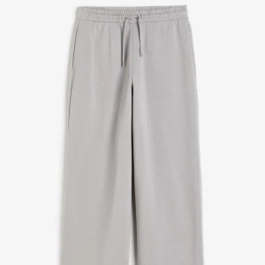 Mjukisbyxor🤍 - Helt nya och nästan helt oanvända mjukisbyxor i modellen flare från H&M🫶🏻