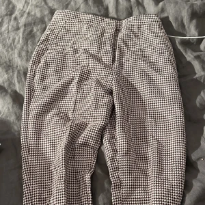Kostymbyxor  - Helt oanvända kostymbyxor från HM i storlek 34.