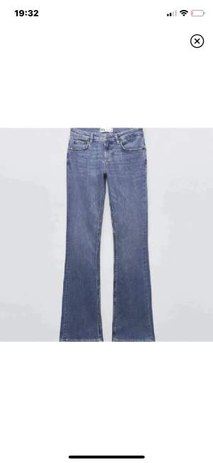 Säljer dessa trendiga lågmidjade zara jeans, knappt använda så jättebra skick, skriv om intresserad!