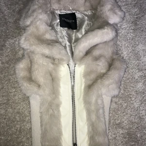 Pälsväst - Supersöt figursydd pälsväst perfekt för hösten i storlek S