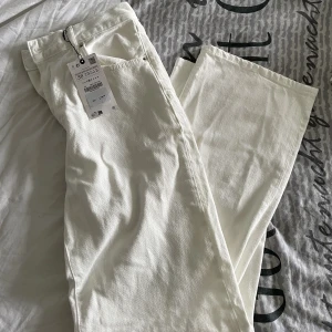 Vita jeans ZARA  - Jättefina helt oanvända jeans från zara, beställde fel storlek och därav säljer dem💓 