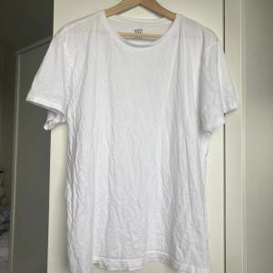 Fin vit T-shirt från lager 157. Otroligt bra skick och storlek är L men passar M.