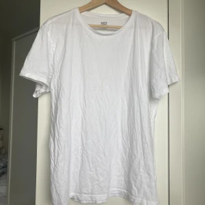 Vit T-shirt  - Fin vit T-shirt från lager 157. Otroligt bra skick och storlek är L men passar M.