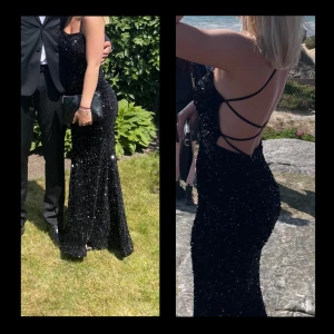 Balklänning - Använd på min bal 2023. Så gott som ny, superfin. Bandet går att spänna precis som man vill, men jag valde att sy fast en lite krok på insidan av klänningen där bak för att slippa ha de långa banden hängandes. Jag är 166. Hör av dig vid frågor, kramis