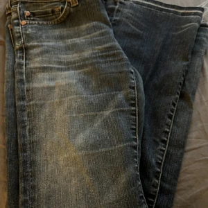 Lågmidjade jeans - Säljer dom här jätte fina lågmidjade jeansen för dom tyvärr är försmå för mig💞
