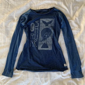 Special edition vintage!💋 - En special edition vintage tröja som har effekten att ändra nyans med tiden! Den är superskön och snygg men i och med att den är svår att få tag i har jag aldrig sett den någon annanstans! Skynda att fynda!💋