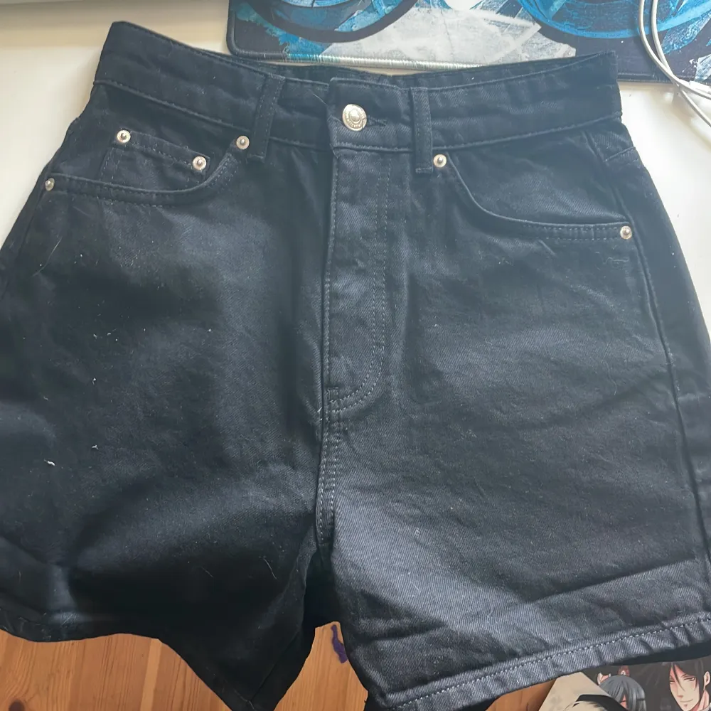 den sitter väldigt bra dock så har jag väldigt mycket jeans shorts 😭 jag köpte dom för någon månad sedan men har inte använt pga vädret! tänker att någon annan har säkert mer användning av det än jag!. Shorts.