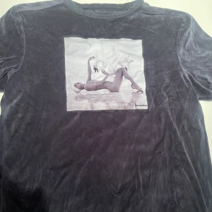 Limitato T-shirt i sammet  - Säljer min sammets T-shirt från limitato, endast använd ett fåtal gånger!  Nypris 2900 