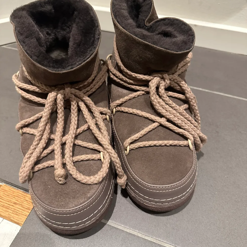 Säljer mina inuikii boots i färgen taupe! Snygga och sköna till hösten och vintern. Säljer då dem inte kom till så mycket användning. Dem är i bra skick! Köpta för ca 3000kr men kan sälja för 1500-2000kr beroende på bud!. Skor.