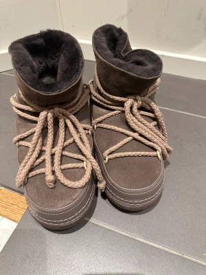 Inuikii classic boot - Säljer mina inuikii boots i färgen taupe! Snygga och sköna till hösten och vintern. Säljer då dem inte kom till så mycket användning. Dem är i bra skick! Köpta för ca 3000kr men kan sälja för 1500-2000kr beroende på bud!