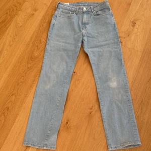 Ljusblåa straight jeans - Säljer dessa jeans i modellen straight, storlek 30/32, säljer för dom inte kommer till användning, pris kan diskuteras 💗