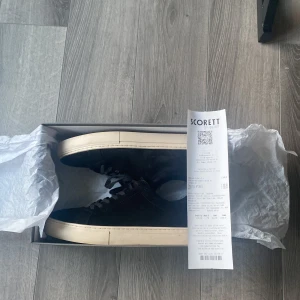 Vagabond sneakers - Tjena! Säljer mina vagabond skor. Då dom är lite stora, skorna är stora i storleken så jag skulle säga att dom också passar 43. Använda få gånger. Ny pris 1300. Ganska bra skick, 9/10. Rimligt pris kan diskuteras vid snabb affär. Dma för frågor.