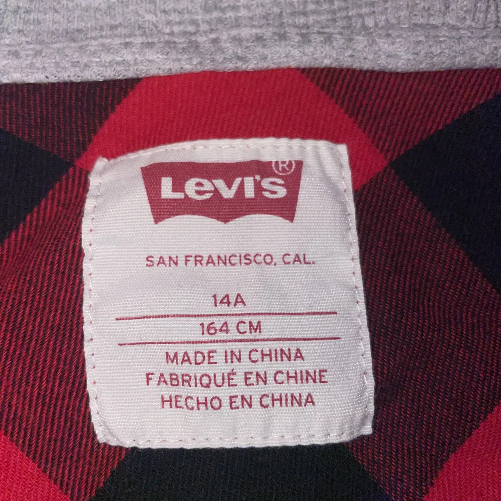 En röd/svart flanell skjorta från Levi’s. Använt en del men inte supermycket, skjortan är i mycket bra skick. Skjortor.