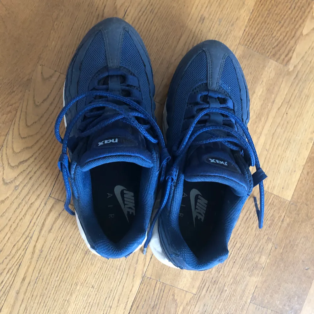 Blåa Nike 95or i storlek 3,6 Använda cirka två gånger då jag upplevt dom för små, därav att jag säljer dom. Skor.