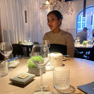 Kort kofta / bolero  - Kort tröja / kofta, bolero från H&M. Min kamera är trasig så försöker välja tidigare bilder på plagget. inga defekter på plagget. Skriv om ni vill ha fler bilder :) 