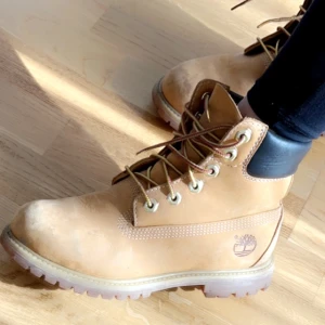 Timberland  - Timberland kängor! Använda och lite skita där fram men går att få bort det lätt men rengöring till skor. 