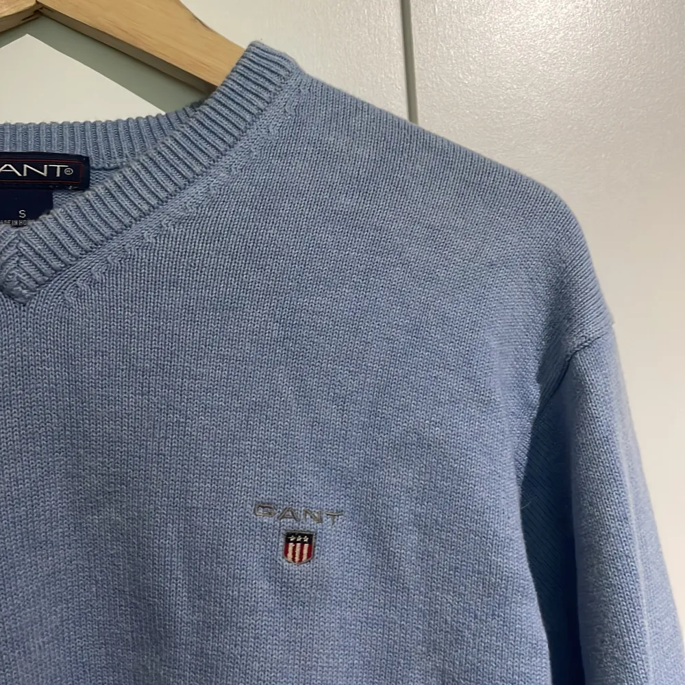Säljer en ljusblå unisex Gant tröja i storlek S. Knappt använt. Nypris ca 550 . Tröjor & Koftor.