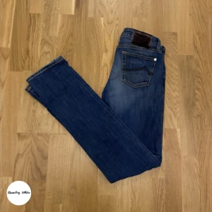 Jacob Cohen Jeans - Mörkblå Jacob Cohen Jeans i storlek 27-32. Nypris: 6000-7000, Vårt pris: 549. Skick 9/10 (inga defekter) Passform: Slim fit (sitter stort på personen på bilden) Kan mötas upp i Stockholm eller frakta (köpare står för frakt.)   
