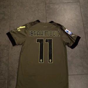 Milan fotbollströja  - Milans tredjeställ ifrån förra säsongen 22/23 med Ibra på ryggen. Bra skick. Strolek Small.