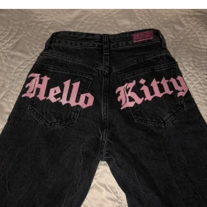 Hello Kitty jeans limited editon - Köpta på Bershka men säljs inte längre på hemsidan