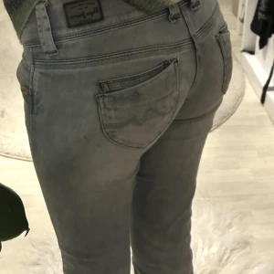 pepe jeans - pepe jeans som är ljusgrå💕 har lite defekter vid vissa sömmar så det är bara aty skriva om fler bilder skulle behövas😋 har strlk xs/s och är 167, dessa är i W26 & L32❣️lite för små för mig dock :(