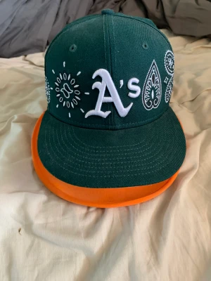 Keps - Köptes r jag va i newyork. Den e original och special designad på kanterna. Köptes för 650 säljer för 250. Använt medans ja va i NY och lite på åren men kommer inte till användning längre.