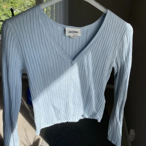 Kofta - Söt ljusblå kofta från monki