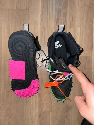 Nike Air Force Mid Off-White - Säljer 2 par Air Force Mid Off-white skor i nytt skick. 1 par i vitt och 1 i svar. Storlek: 47.5 Man kan se att de är äkta genom sizetag innuti skorn. (För snabb affär kan jag gå ner i pris)