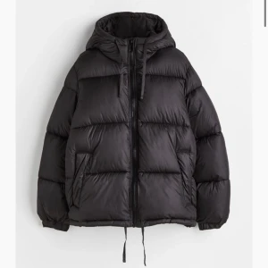 H&M puffer med huva - Den populära vinterjacka från H&M💕 jag använde den knapt under vintern då jag hade andra jackor så den är i bra skick och nästan som ny🩷