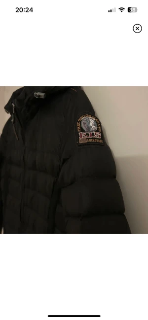 Parajumper jacka  - Lättare dunjacka från Parajumper. Har köpt den här på plick, men den är inte riktigt min stil så vill sälja. Den är i användt skick (därav priset) Storlek XS 🚚